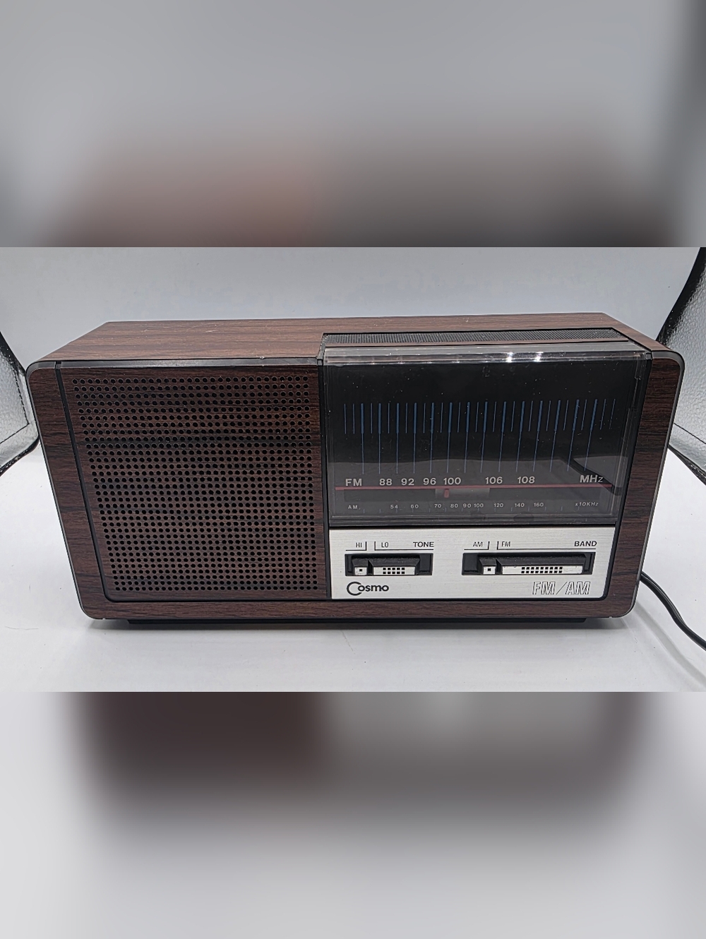 Vintage Cosmo Model R-2400 FM/AM Radio.